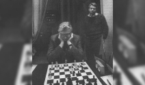 Spassky in piedi dietro a Smyslov concentrato sulla scacchiera, Reggio Emilia nel 1986
